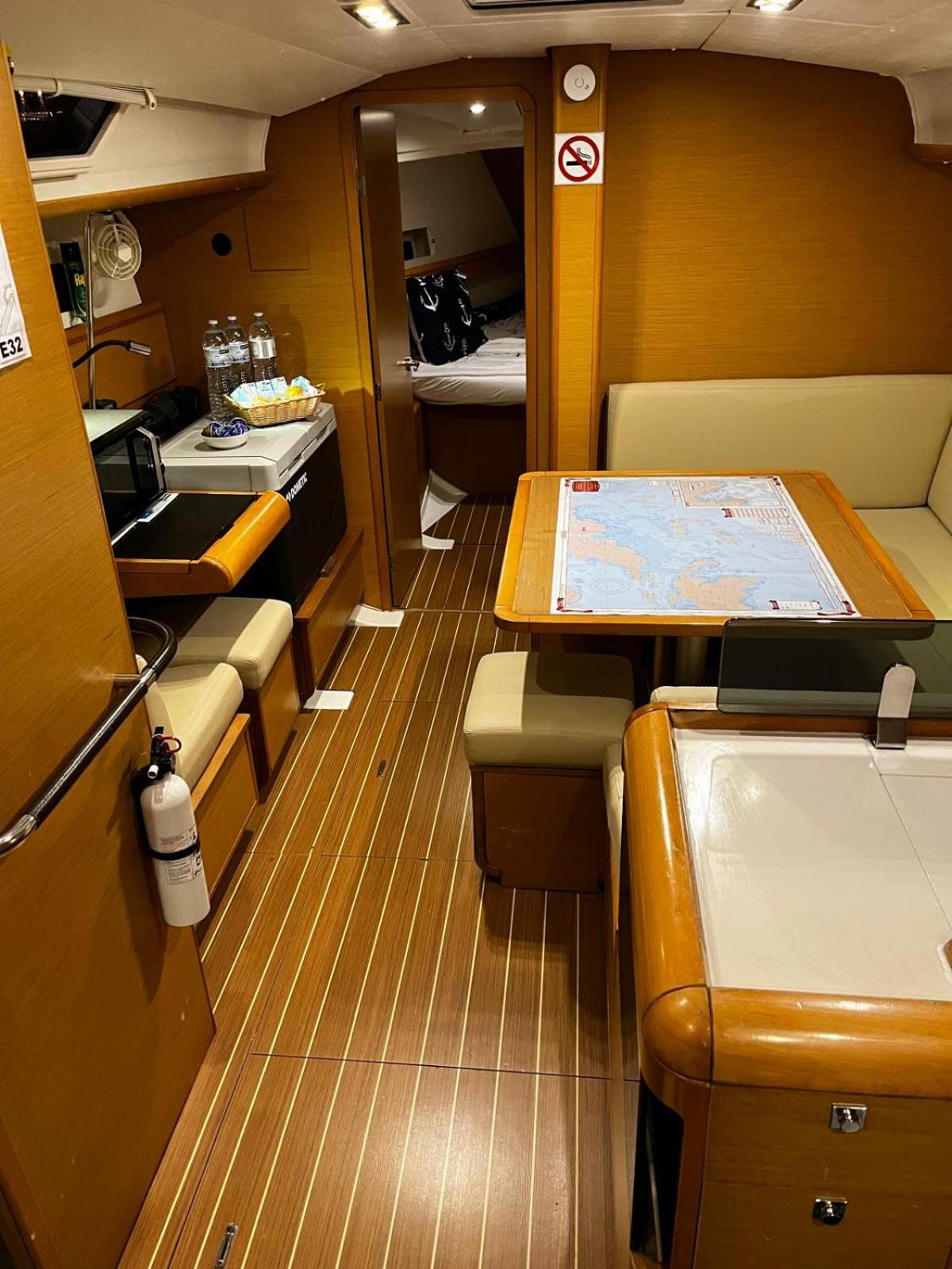 Sleep Aboard A Modern Sailboat In Oeiras Hotel Buitenkant foto