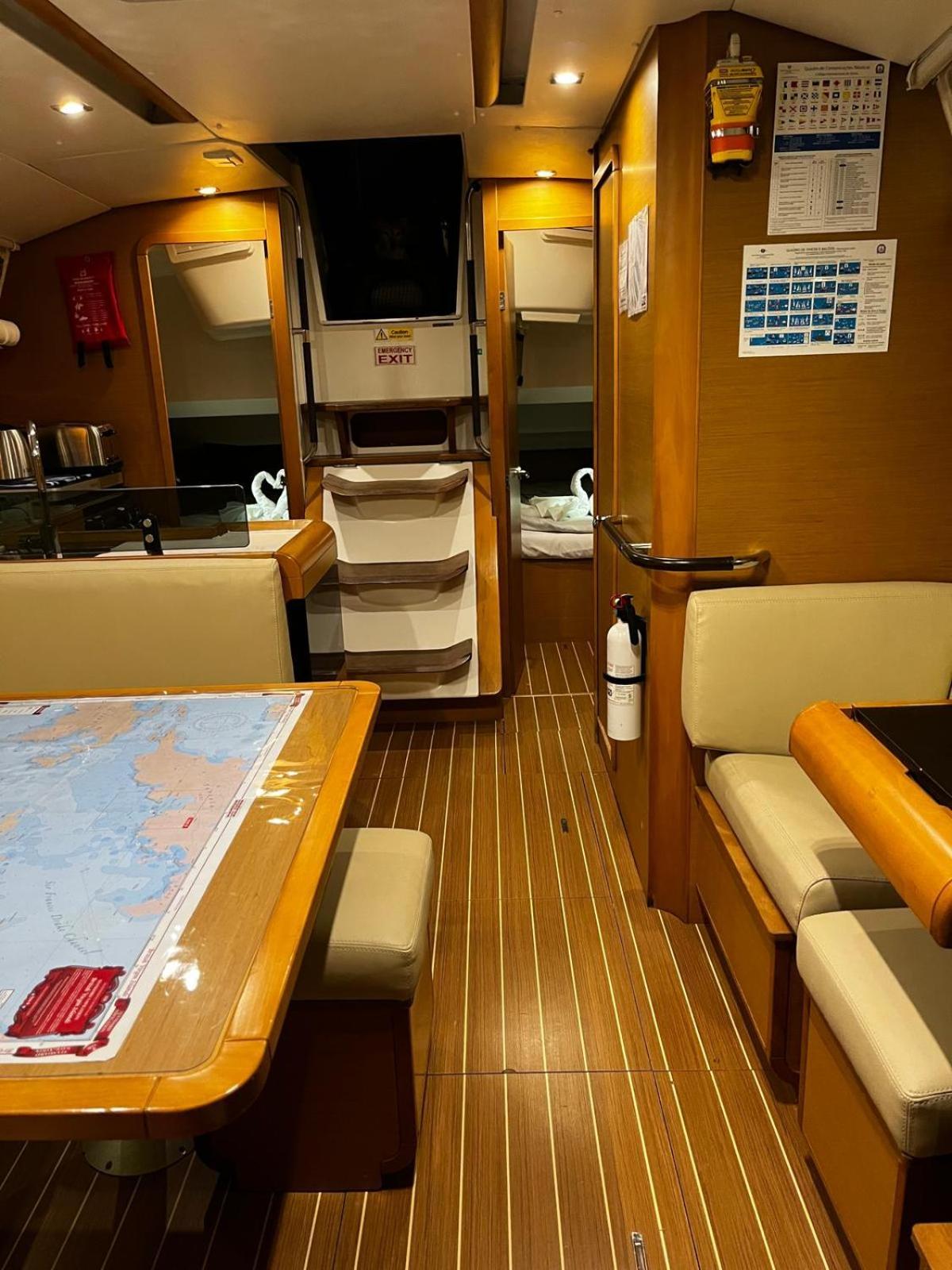 Sleep Aboard A Modern Sailboat In Oeiras Hotel Buitenkant foto