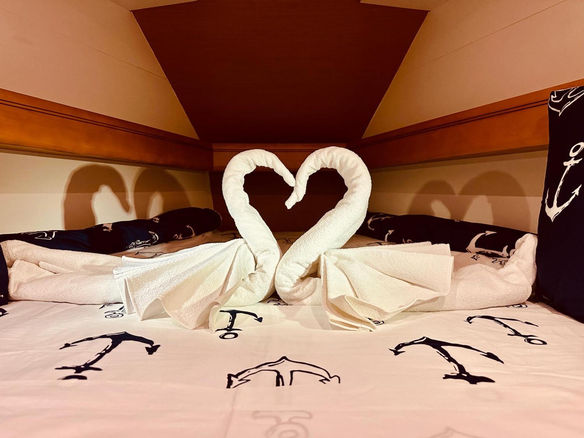 Sleep Aboard A Modern Sailboat In Oeiras Hotel Buitenkant foto