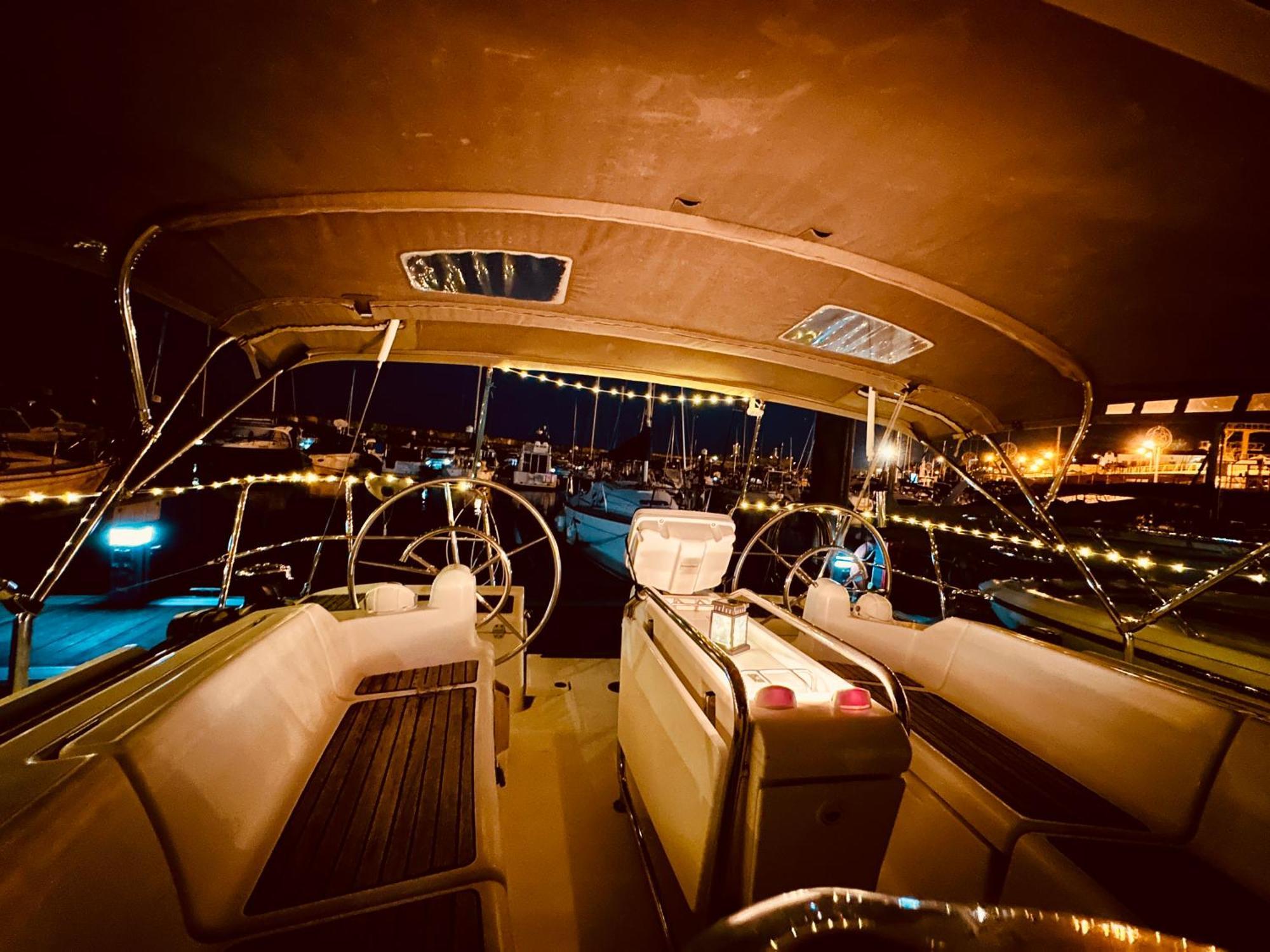 Sleep Aboard A Modern Sailboat In Oeiras Hotel Buitenkant foto