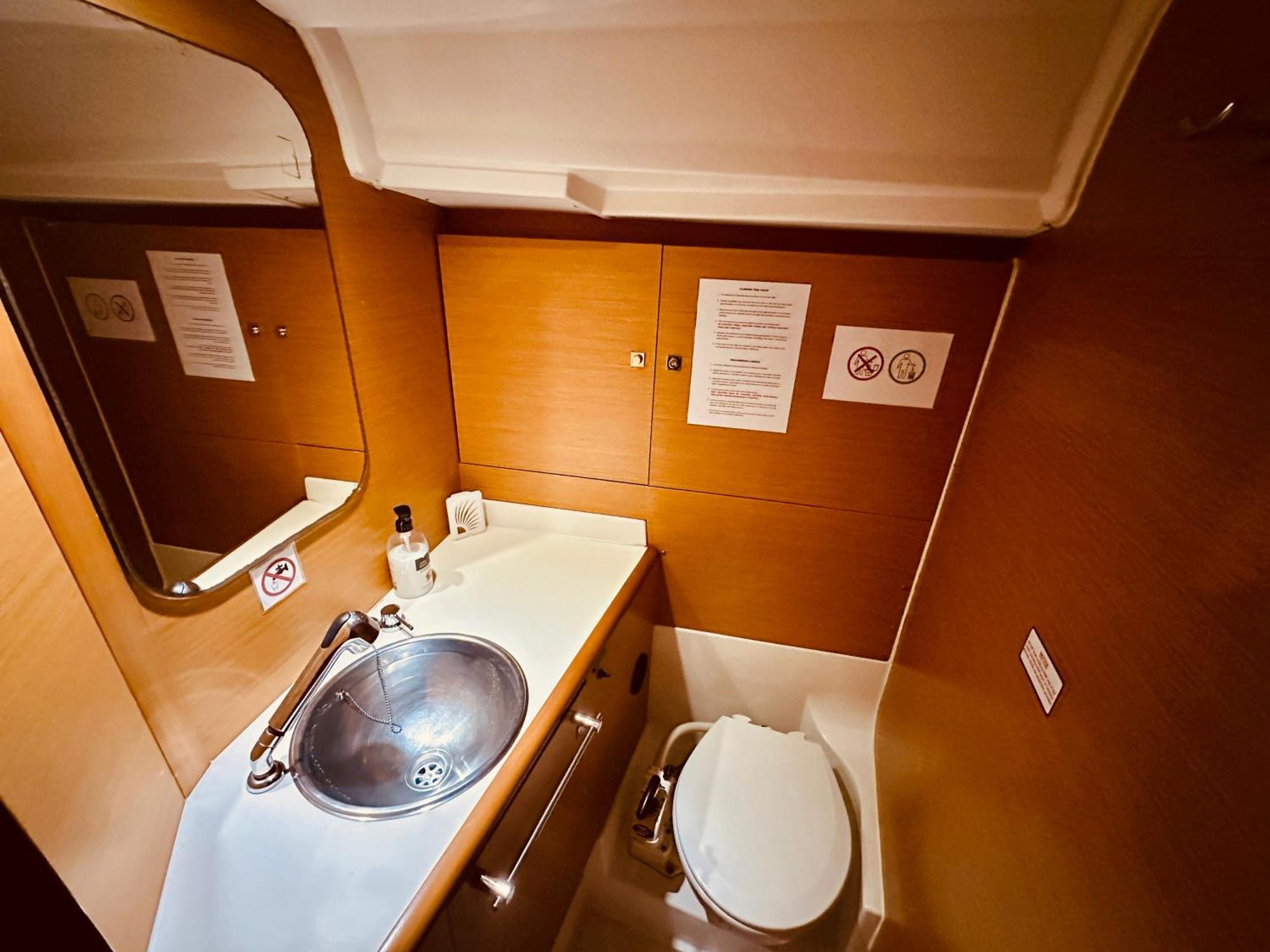 Sleep Aboard A Modern Sailboat In Oeiras Hotel Buitenkant foto