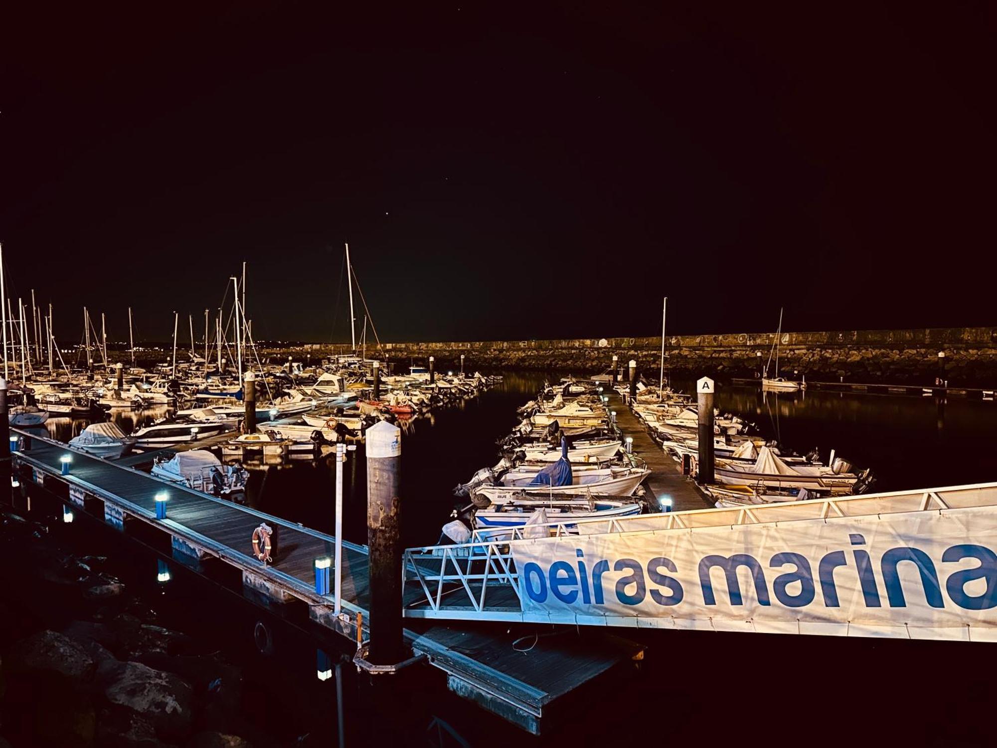 Sleep Aboard A Modern Sailboat In Oeiras Hotel Buitenkant foto